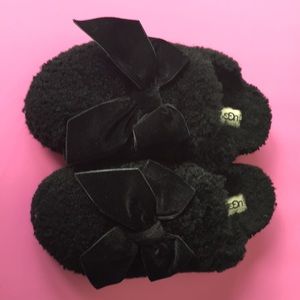 Ugg Addison Velvet Bow sheepskin slippers size 7.